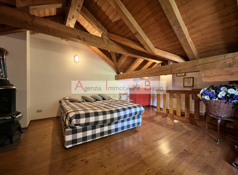 VIVERE LA MONTAGNA – PÈCOL, AI PIEDI DEL CIVETTA

Nel cuore di Pecol, rinomata località turistic...