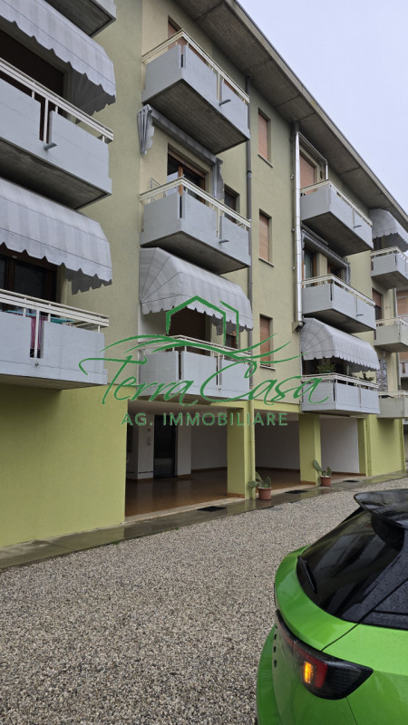 PROPONIAMO IN CENTRO A SAN BIAGIO DI CALLALTA APPARTAMENTO AL PRIMO PIANO CON 2 CAMERE E CUCINA S...