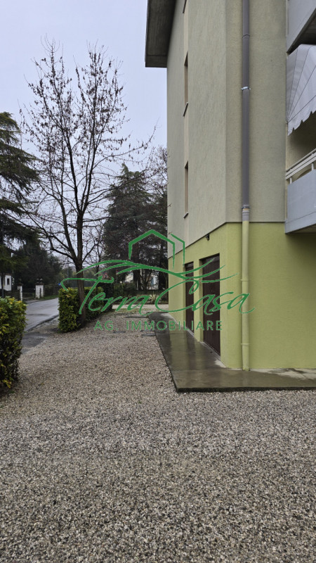 PROPONIAMO IN CENTRO A SAN BIAGIO DI CALLALTA APPARTAMENTO AL PRIMO PIANO CON 2 CAMERE E CUCINA S...