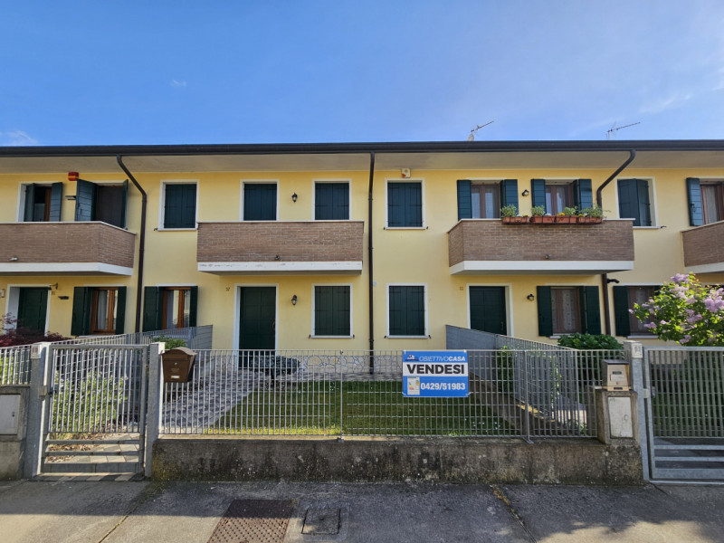 A Borgo Veneto, località Saletto, proponiamo in vendita splendida casa a schiera, comoda al centr...