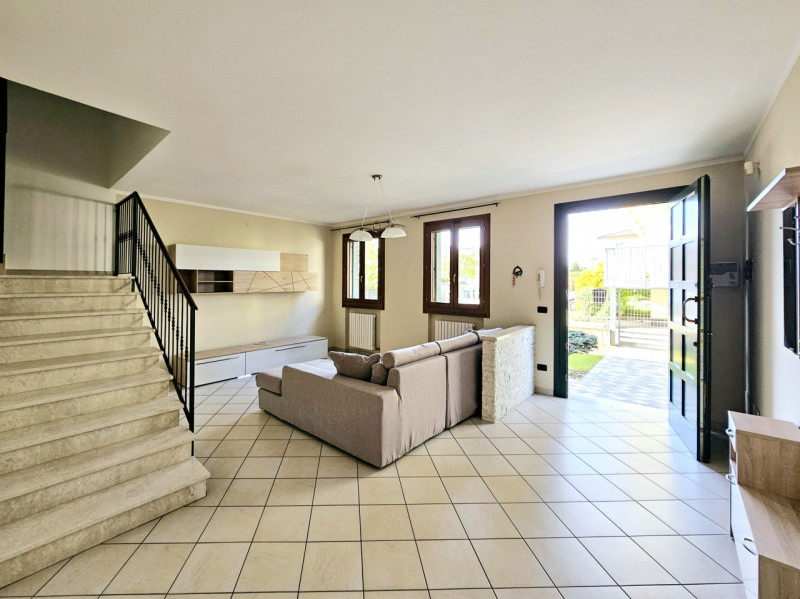 A Borgo Veneto, località Saletto, proponiamo in vendita splendida casa a schiera, comoda al centr...