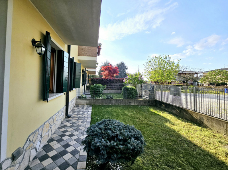 A Borgo Veneto, località Saletto, proponiamo in vendita splendida casa a schiera, comoda al centr...