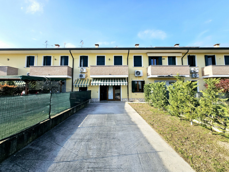 A Borgo Veneto, località Saletto, proponiamo in vendita splendida casa a schiera, comoda al centr...