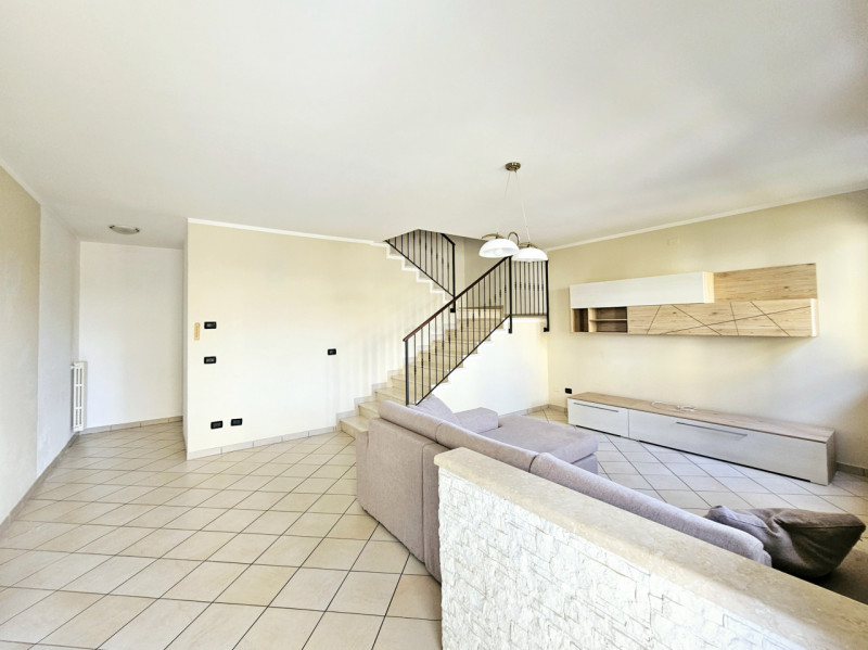 A Borgo Veneto, località Saletto, proponiamo in vendita splendida casa a schiera, comoda al centr...