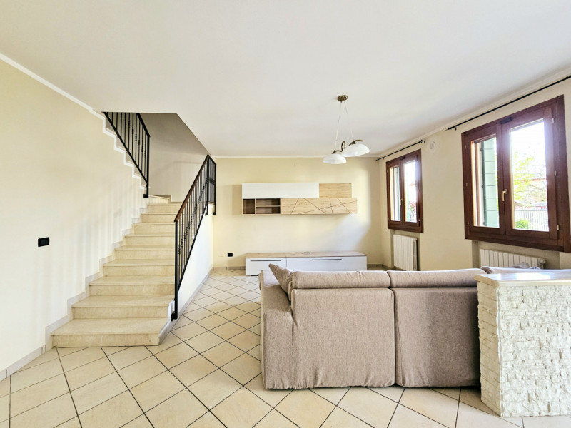 A Borgo Veneto, località Saletto, proponiamo in vendita splendida casa a schiera, comoda al centr...