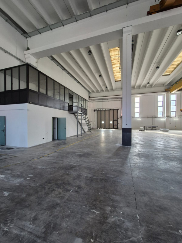 VELO D'ASTICO: CAPANNONE INDUSTRIALE DI 2000 IN AFFITTO - RIF. 8380 
AMPIA AREA DI MANOVRA - DUE ...