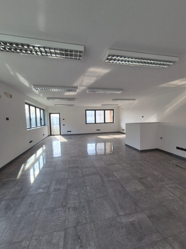 VELO D'ASTICO: CAPANNONE INDUSTRIALE DI 2000 IN AFFITTO - RIF. 8380 
AMPIA AREA DI MANOVRA - DUE ...