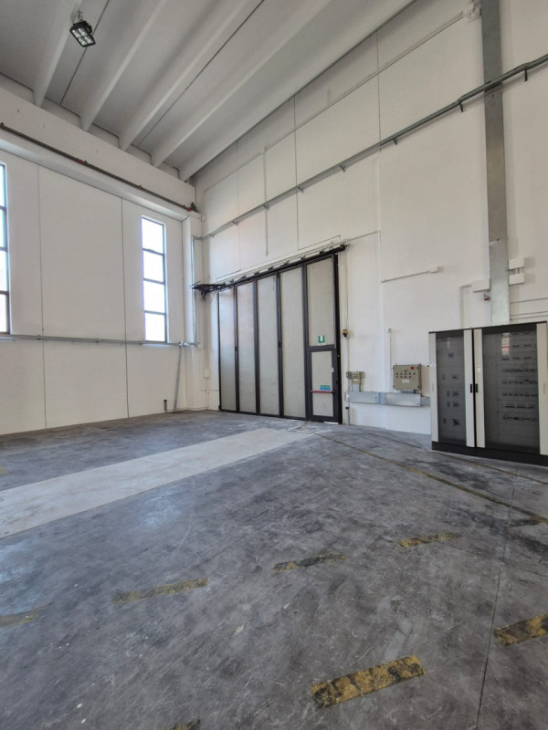 VELO D'ASTICO: CAPANNONE INDUSTRIALE DI 2000 IN AFFITTO - RIF. 8380 
AMPIA AREA DI MANOVRA - DUE ...