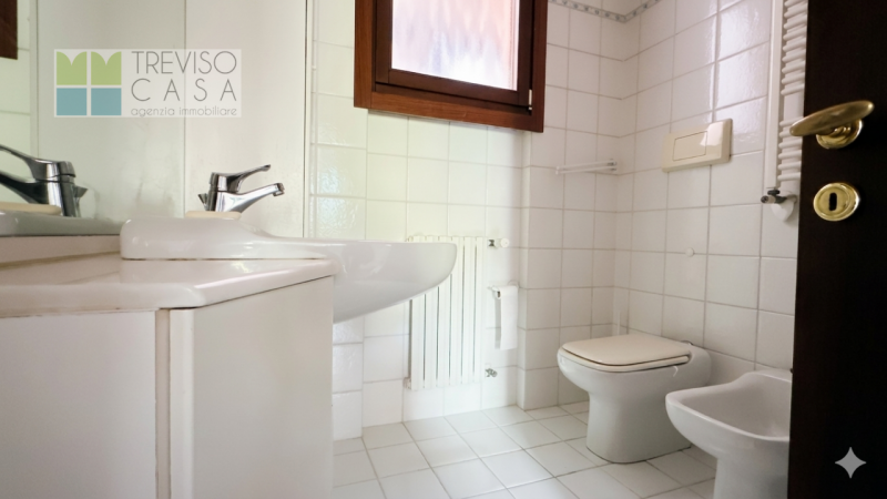 L'Agenzia Treviso Casa ha il piacere di proporre in locazione un prestigioso, elegante ed esclusi...