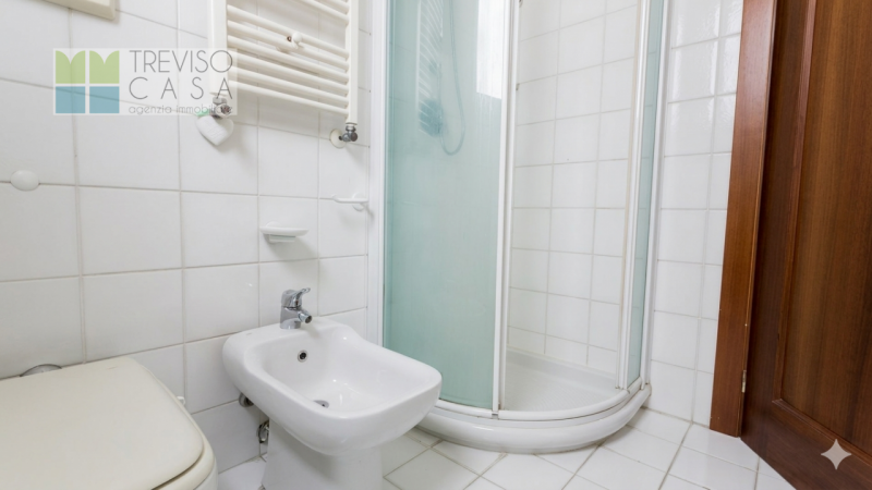 L'Agenzia Treviso Casa ha il piacere di proporre in locazione un prestigioso, elegante ed esclusi...