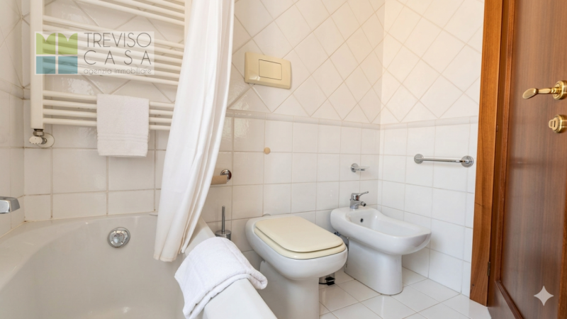 L'Agenzia Treviso Casa ha il piacere di proporre in locazione un prestigioso, elegante ed esclusi...