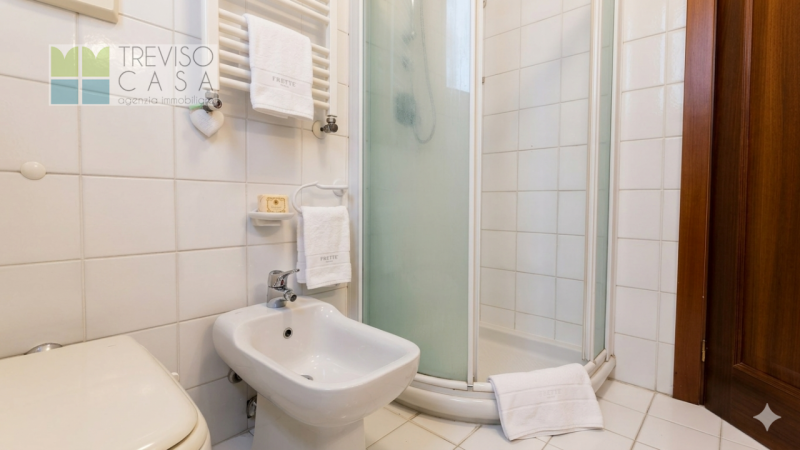 L'Agenzia Treviso Casa ha il piacere di proporre in locazione un prestigioso, elegante ed esclusi...