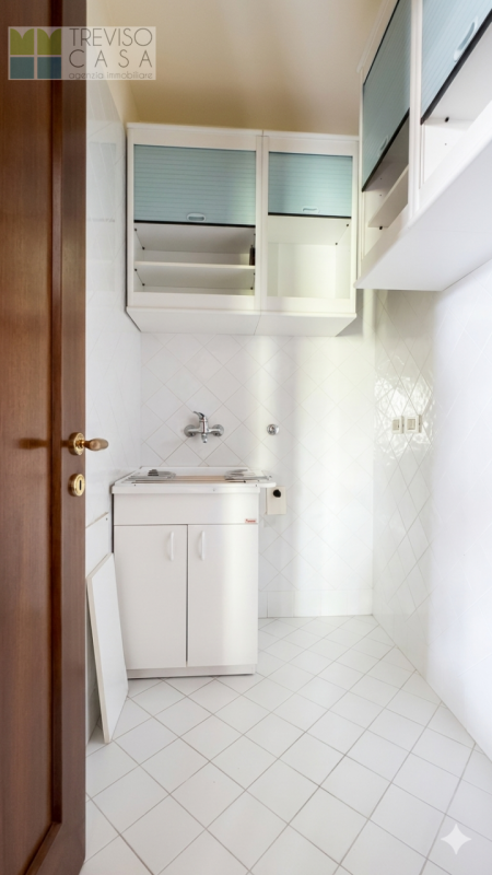 L'Agenzia Treviso Casa ha il piacere di proporre in locazione un prestigioso, elegante ed esclusi...