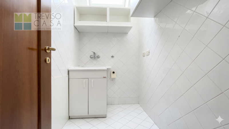 L'Agenzia Treviso Casa ha il piacere di proporre in locazione un prestigioso, elegante ed esclusi...