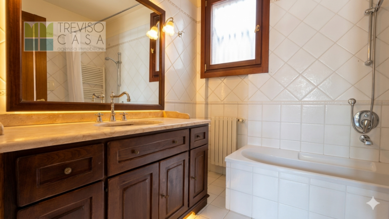 L'Agenzia Treviso Casa ha il piacere di proporre in locazione un prestigioso, elegante ed esclusi...