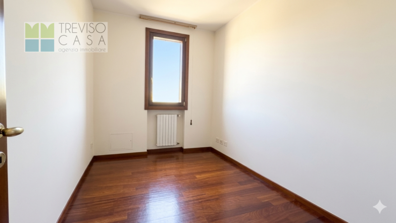 L'Agenzia Treviso Casa ha il piacere di proporre in locazione un prestigioso, elegante ed esclusi...