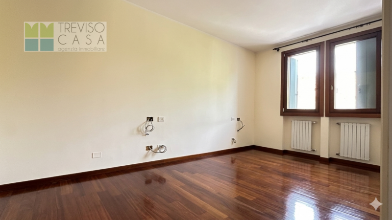 L'Agenzia Treviso Casa ha il piacere di proporre in locazione un prestigioso, elegante ed esclusi...