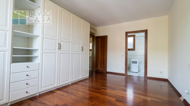 L'Agenzia Treviso Casa ha il piacere di proporre in locazione un prestigioso, elegante ed esclusi...