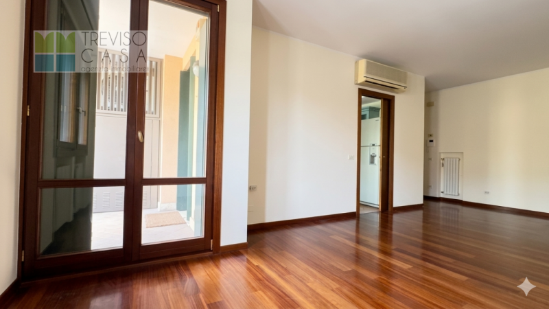 L'Agenzia Treviso Casa ha il piacere di proporre in locazione un prestigioso, elegante ed esclusi...