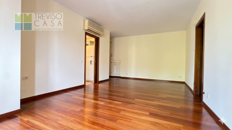 L'Agenzia Treviso Casa ha il piacere di proporre in locazione un prestigioso, elegante ed esclusi...