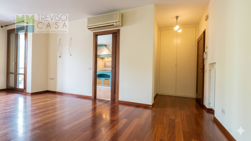 L'Agenzia Treviso Casa ha il piacere di proporre in locazione un prestigioso, elegante ed esclusi...