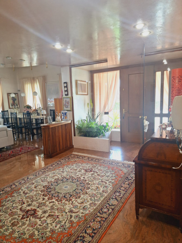 L'agenzia Iris è lieta di presentare una straordinaria villa in vendita, situata in un tranquillo...