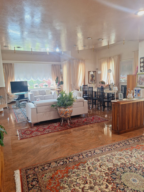 L'agenzia Iris è lieta di presentare una straordinaria villa in vendita, situata in un tranquillo...