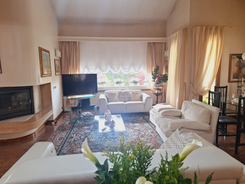 L'agenzia Iris è lieta di presentare una straordinaria villa in vendita, situata in un tranquillo...