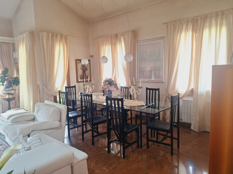 L'agenzia Iris è lieta di presentare una straordinaria villa in vendita, situata in un tranquillo...