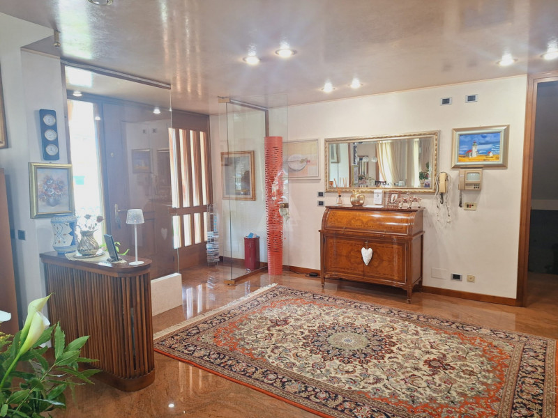 L'agenzia Iris è lieta di presentare una straordinaria villa in vendita, situata in un tranquillo...