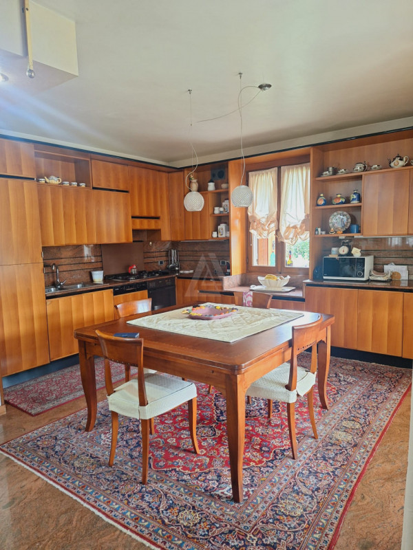 L'agenzia Iris è lieta di presentare una straordinaria villa in vendita, situata in un tranquillo...