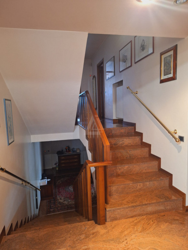 L'agenzia Iris è lieta di presentare una straordinaria villa in vendita, situata in un tranquillo...