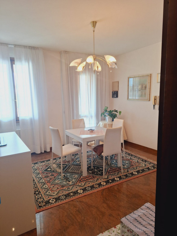 L'agenzia Iris è lieta di presentare una straordinaria villa in vendita, situata in un tranquillo...