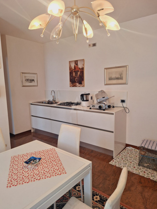 L'agenzia Iris è lieta di presentare una straordinaria villa in vendita, situata in un tranquillo...