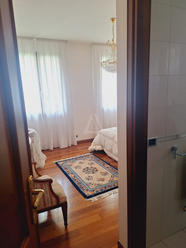 L'agenzia Iris è lieta di presentare una straordinaria villa in vendita, situata in un tranquillo...