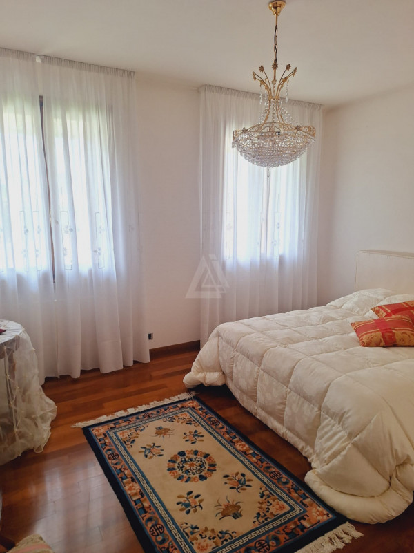 L'agenzia Iris è lieta di presentare una straordinaria villa in vendita, situata in un tranquillo...