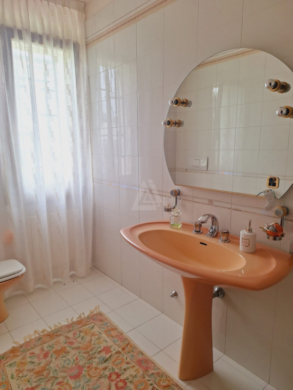 L'agenzia Iris è lieta di presentare una straordinaria villa in vendita, situata in un tranquillo...