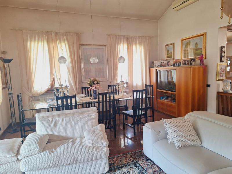 L'agenzia Iris è lieta di presentare una straordinaria villa in vendita, situata in un tranquillo...