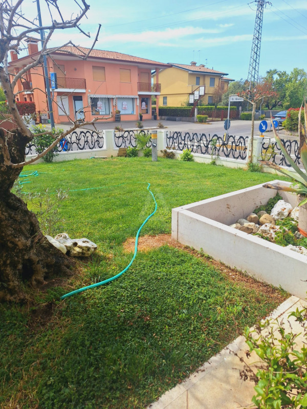 L'agenzia Iris è lieta di presentare una straordinaria villa in vendita, situata in un tranquillo...