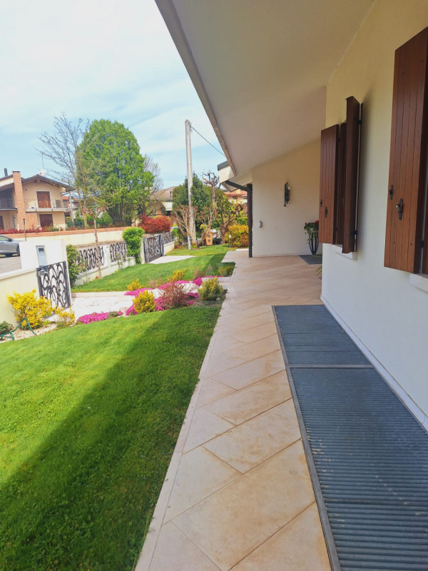 L'agenzia Iris è lieta di presentare una straordinaria villa in vendita, situata in un tranquillo...