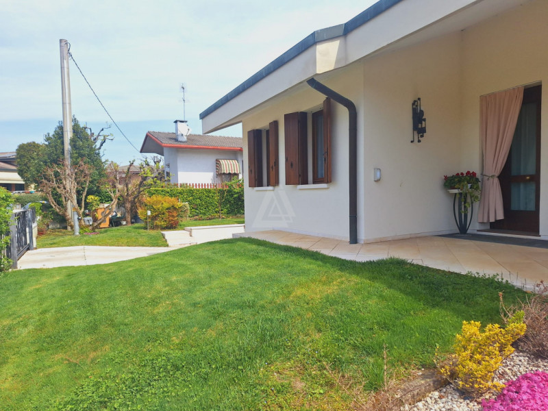 L'agenzia Iris è lieta di presentare una straordinaria villa in vendita, situata in un tranquillo...
