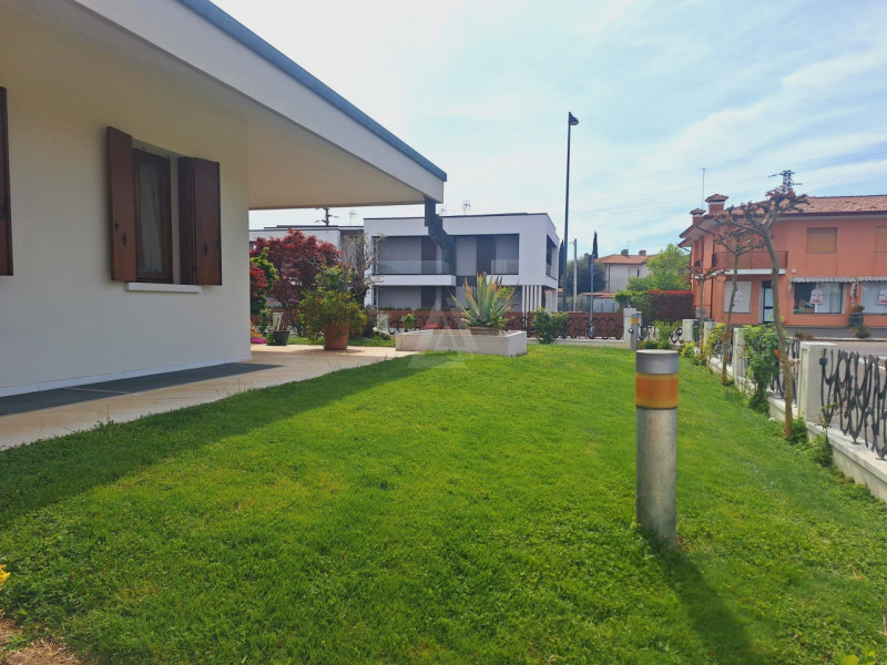 L'agenzia Iris è lieta di presentare una straordinaria villa in vendita, situata in un tranquillo...