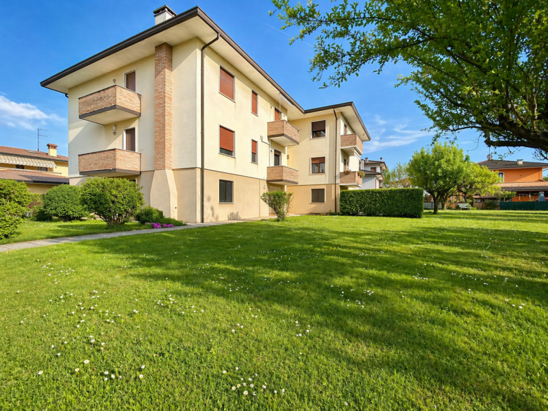 Proponiamo in vendita a Lerino, in un contesto residenziale tranquillo e ben abitato, un ampio e ...