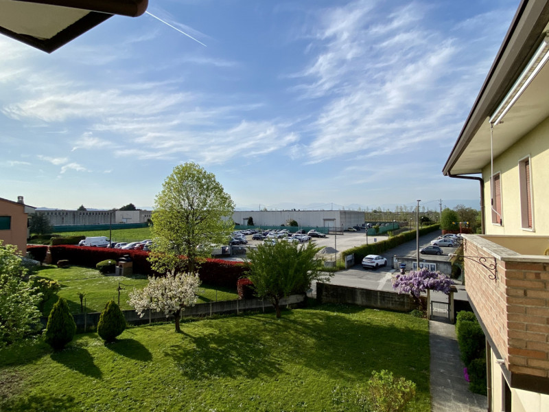 Proponiamo in vendita a Lerino, in un contesto residenziale tranquillo e ben abitato, un ampio e ...