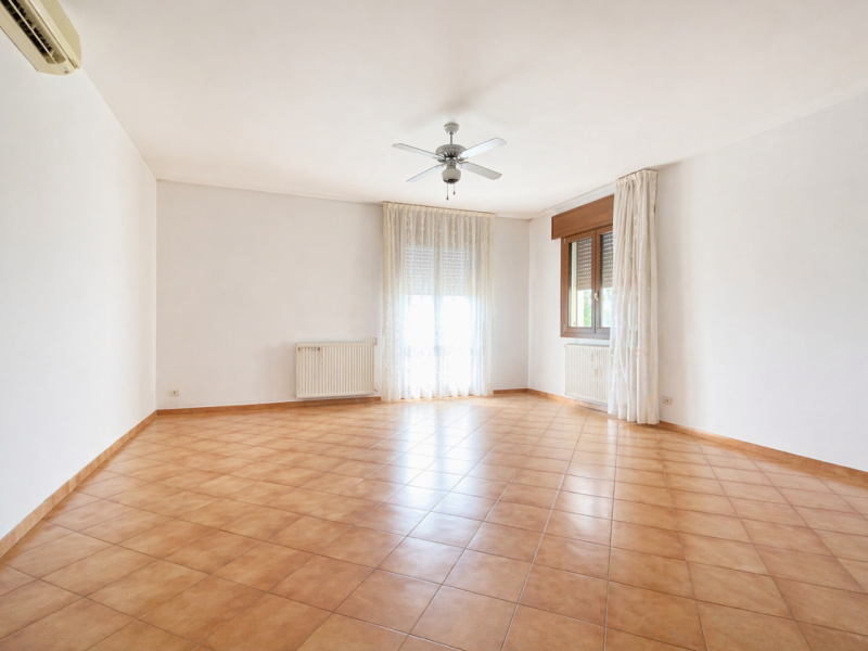 Proponiamo in vendita a Lerino, in un contesto residenziale tranquillo e ben abitato, un ampio e ...