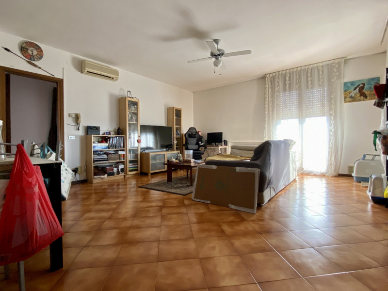 Proponiamo in vendita a Lerino, in un contesto residenziale tranquillo e ben abitato, un ampio e ...