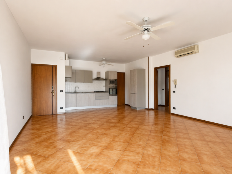 Proponiamo in vendita a Lerino, in un contesto residenziale tranquillo e ben abitato, un ampio e ...