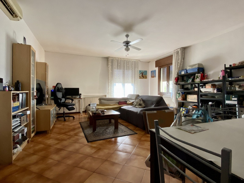 Proponiamo in vendita a Lerino, in un contesto residenziale tranquillo e ben abitato, un ampio e ...