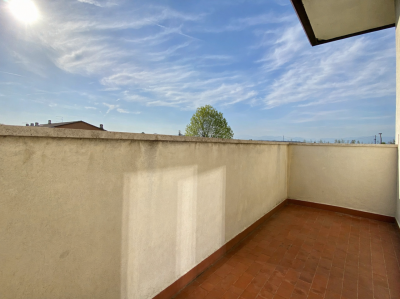 Proponiamo in vendita a Lerino, in un contesto residenziale tranquillo e ben abitato, un ampio e ...