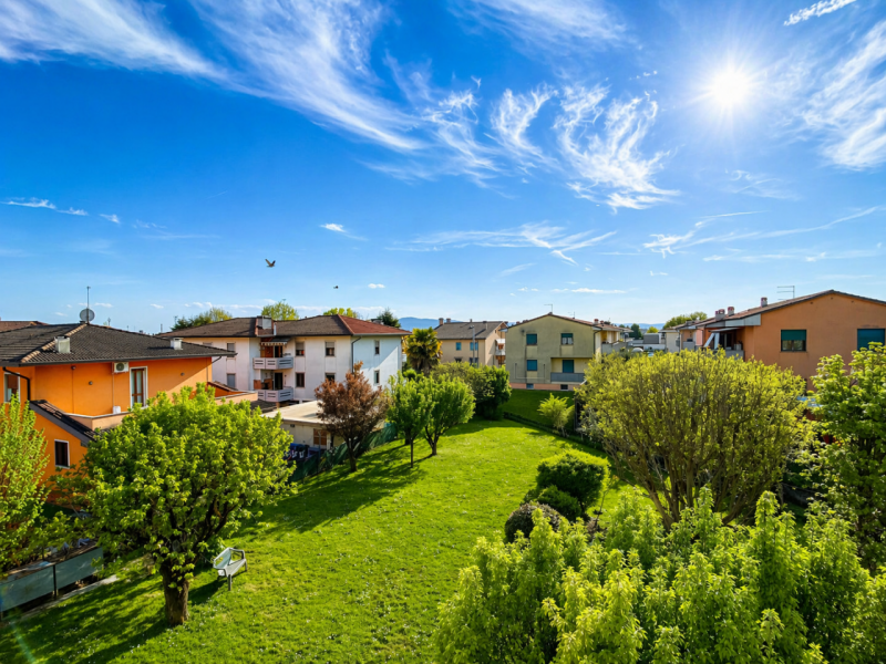 Proponiamo in vendita a Lerino, in un contesto residenziale tranquillo e ben abitato, un ampio e ...